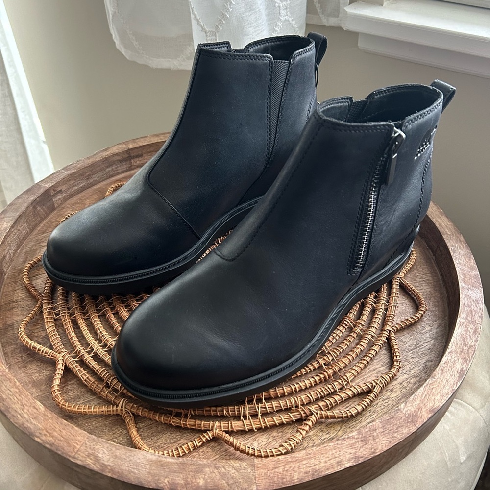 Beautiful Brand New Pair of Sorel Black Leather Ankle Boots - Size 9